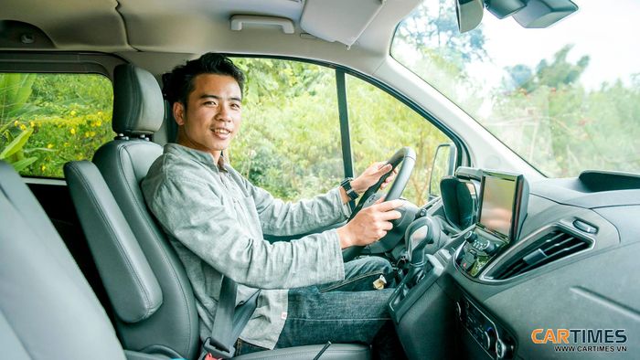 Cabin xe Ford Tourneo mang tới sự ưu ái dành cho tài xế khi đi xa