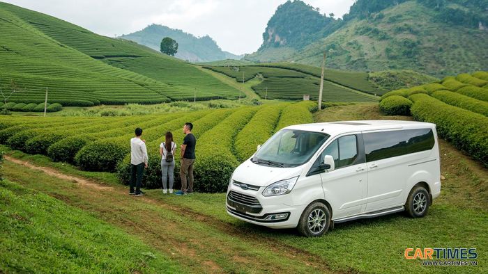 Ford Tourneo có vẻ ngoài bắt mắt với không gian nội thất rộng và hiện đại