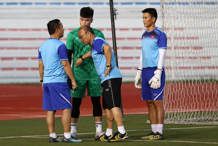 Vì thế, HLV Park đã phải dành sự quan tâm đặc biệt cho cậu học trò cưng ở kỳ SEA Games mà cả nước đều mong ngóng HCV bóng đá nam