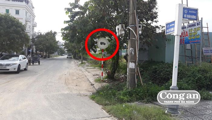 Biển báo "lạ" ngay đầu đường Khuê Mỹ Đông 1.