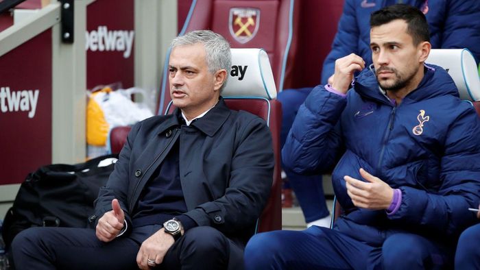 Mourinho trên băng ghế chỉ đạo