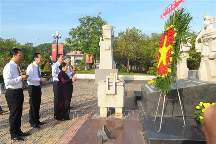 Đoàn đại biểu Thành phố Hồ Chí Minh và huyện Hóc Môn đến dâng hương tại Khu tưởng niệm liệt sĩ Ngã Ba Giồng (xã Xuân Thới Thượng, huyện Hóc Môn).