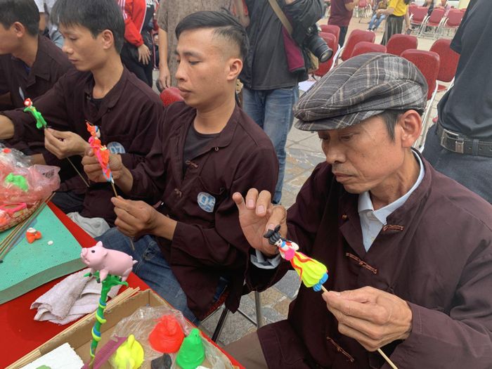Các nghệ nhân tập trung nặn các chi tiết tạo hình tò he.