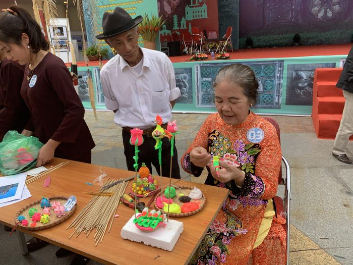 Các nghệ nhân hăng say nặn tò he.