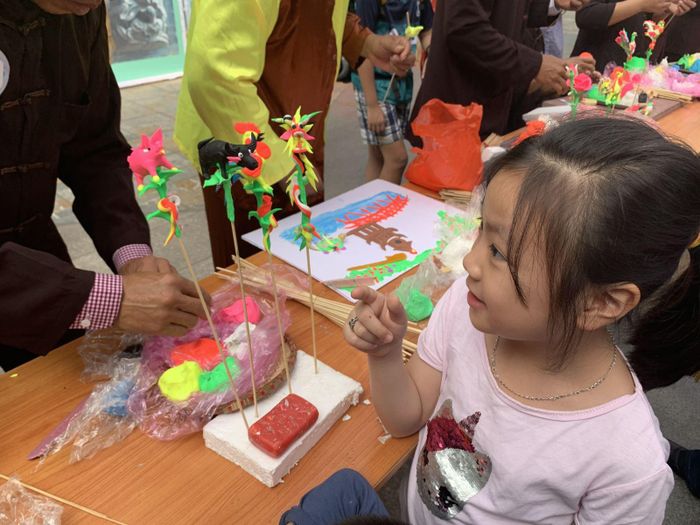 Trẻ em tham quan tại hội thi thích thú với các tạo hình tò he.