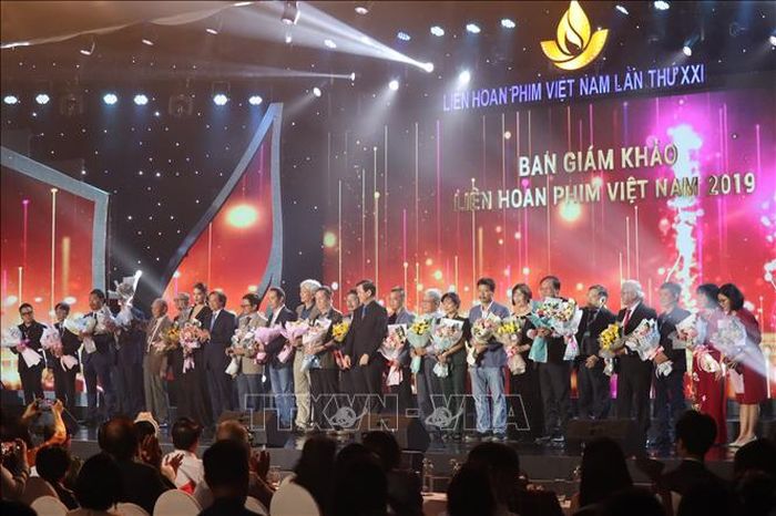 Ban tổ chức tặng hoa các giám khảo trong Liên hoan Phim Việt Nam lần thứ XXI. Ảnh: Ngọc Sơn/TTXVN