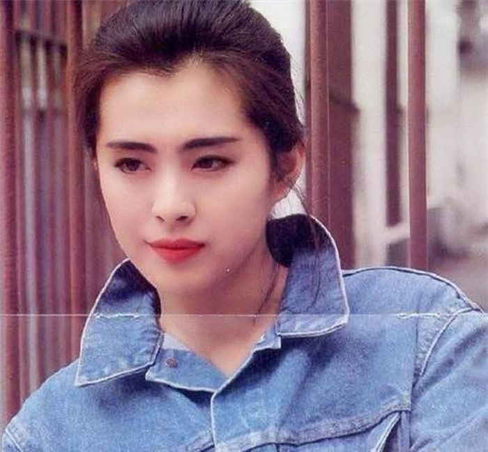 Vừa bước chân vào làng giải trí, Vương Tổ Hiền đã khiến nhiều người phải ngơ ngẩn vì nhan sắc nổi bật. Đôi mắt long lanh, khuôn mặt thanh tú cùng nước da trắng ngần của Vương Tổ Hiền khiến nhiều người ngơ ngẩn.