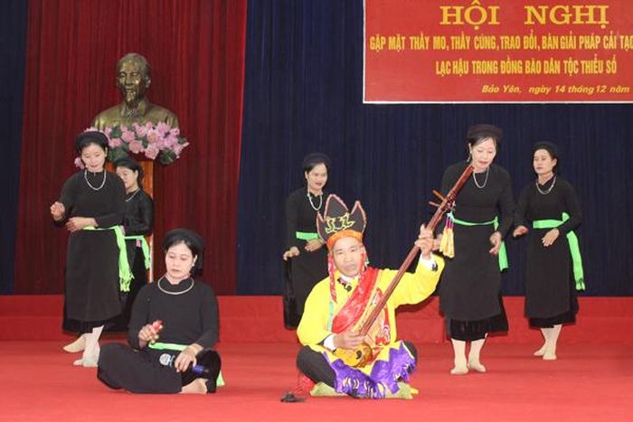 Nghệ nhân Hoàng Văn Thụy trình diễn hát then.
