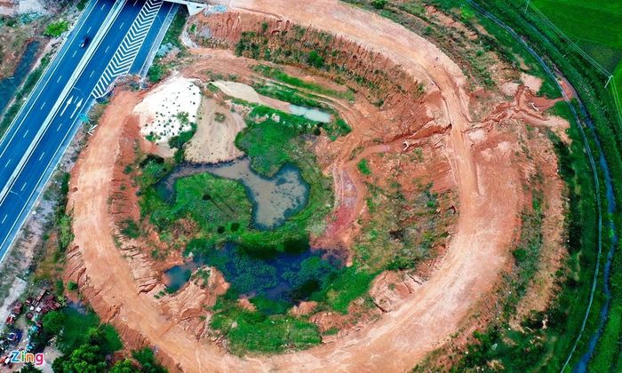 Vòng xoay Dung Quất ngổn ngang chưa thể kết nối vào cao tốc Đà Nẵng - Quảng Ngãi. Ảnh: Minh Hoàng.