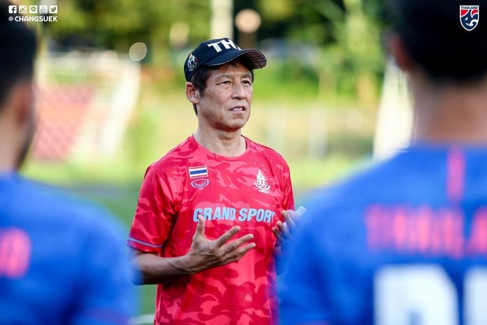 HLV Akira Nishino dành thời gian đầu buổi tập để trao đổi với các học trò. Mục tiêu của U22 Thái Lan là bảo vệ thành công chức vô địch từng giành được ở SEA Games 29 tại Malaysia.