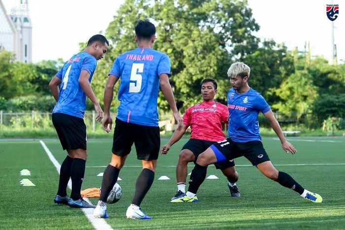 Các cầu thủ U22 Thái Lan chia nhóm phối hợp bóng ngắn dưới sự chỉ dẫn của các trợ lý. Ở SEA Games 2019, môn bóng đá nam sẽ thi đấu trên sân cỏ nhân tạo với mật độ 2 ngày mỗi trận.