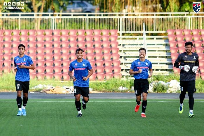 Các cầu thủ khởi động nhẹ trước khi bước vào bài tập kỹ và chiến thuật. Mới đây, Liên đoàn Bóng đá Thái Lan (FAT) thông báo kiến nghị thành công và sẽ triệu tập thêm hậu vệ Peerawat Akkatam để thay thế Ekanit Panya chấn thương trước thềm giải đấu.