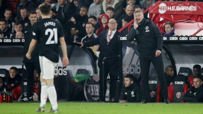 Solskjaer chỉ đạo ngoài đường biên