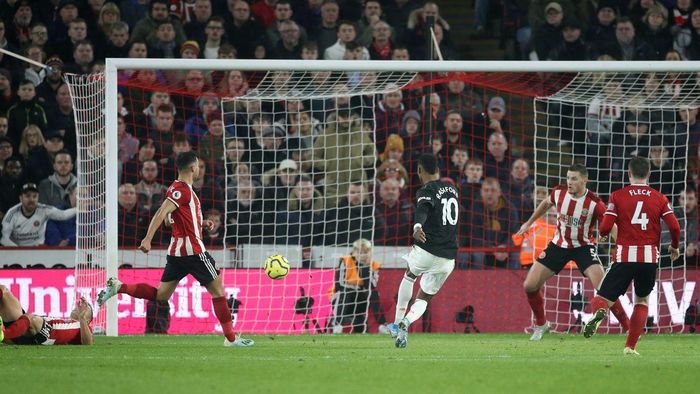 Rashford ghi bàn dễ dàng