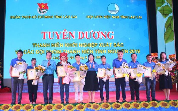 Lưu Công Trường (ngoài cùng, bên trái) là 1 trong 9 thanh niên được Hội Liên hiệp Thanh niên Việt Nam tỉnh tuyên dương là cá nhân tiêu biểu trong khởi nghiệp.