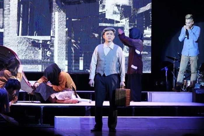 “Hừng đông” – một trong số các vở cải lương sử dụng công nghệ khá hiệu quả trong tạo hiệu ứng về mặt thị giác.
