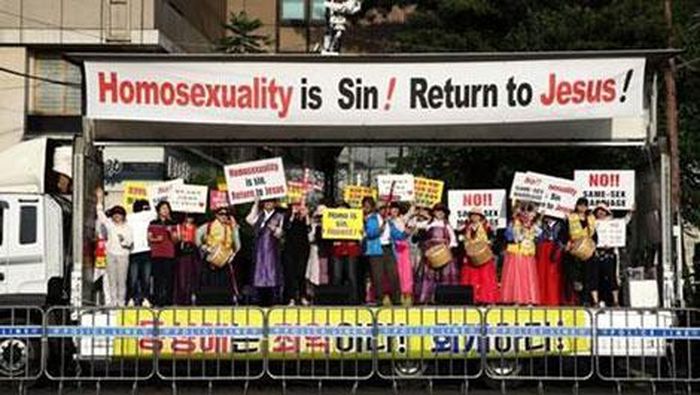 Những người biểu tình chống LGBTQ thể hiện rõ quan điểm của họ tại các sự kiện như thế này ở Seoul.