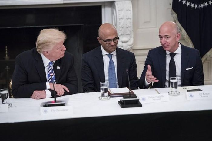 Tổng thống Donald Trump, CEO Microsoft Satya Nadella và CEO Amazon Jeff Bezos. Ảnh: Mashable.