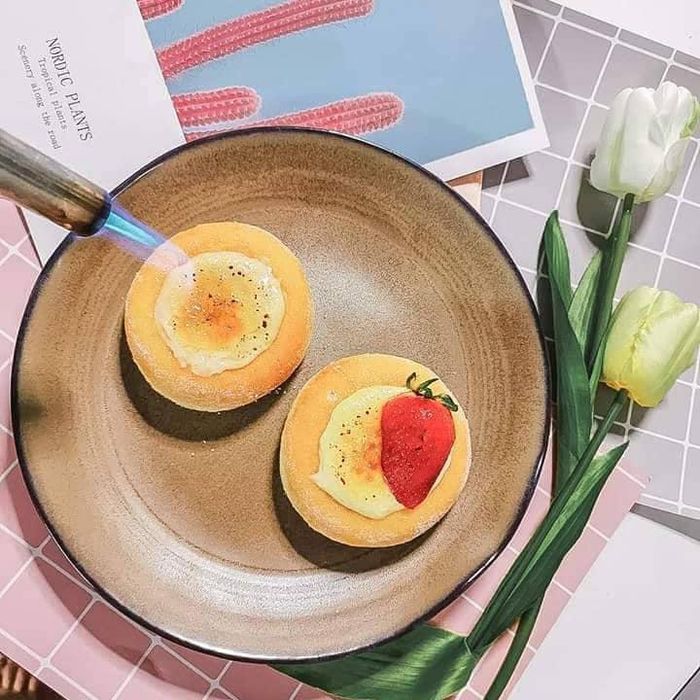 Các tín đồ ẩm thực nhất định phải thử thêm món Donut Strawberry Cheese Brulee. Chiếc bánh rán dễ thương này được kết hợp với dâu tây, kem và phô mai, tạo nên vị ngọt béo tự nhiên. Bánh thích hợp cho những ai yêu thích đồ ngọt. Giá mỗi cái là 69 baht (khoảng 55.000 đồng). Ảnh: TropihoolaAri4.