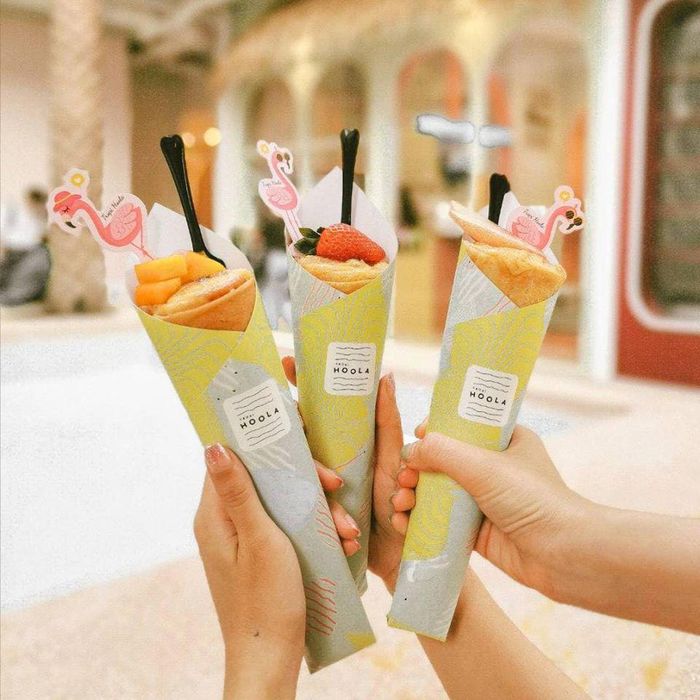 Ngoài ra, tiệm còn có Crepe Brulee Cheesecake. Món tráng miệng thú vị này là sự kết hợp giữa pho mát và bánh crepe của Nhật Bản, chứa đầy trái cây tươi và nhân phô mai. Bánh được nhiều bạn trẻ thích thú, và chia sẻ rằng chưa từng được ăn loại bánh pho mát lạ vị như thế này trước đây. Bánh có giá 99 baht (gần 80.000 đồng). Ảnh: TropihoolaAri4.