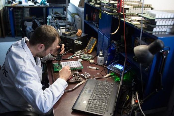 Nhóm đầu tư của Oleg Deripaska nảy ra ý tưởng xây dựng trung tâm dữ liệu ở Bratsk vào khoảng 5 năm trước. En+ Group và United Co. Rusal sở hữu các nhà máy thủy điện và nhôm Bratsk. Nhà máy thủy điện Bratskaya nằm trên sông Angara. Thủy điện được tạo ra trong khu vực vào nhóm rẻ nhất thế giới.