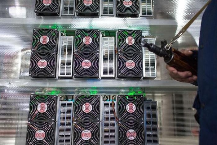 Luật pháp Nga không công nhận khai thác tiền điện tử. Bitriver không tham gia khai thác mà chỉ cung cấp thiết bị tại trung tâm dữ liệu và dịch vụ kỹ thuật, vì thế hoạt động kinh doanh của họ là hợp pháp. Công ty của Deripaska đã bị phạt gần 10 tháng trước khi ông đạt được thỏa thuận với Mỹ. Các hình phạt được dỡ bỏ vào tháng 2. Công nhân thiết kế cấu trúc để tăng công suất của cơ sở khai thác. Bitriver cho biết đang lưu trữ hơn 20.000 thiết bị khai thác với phạm vi lên đến 67.000 đơn vị.