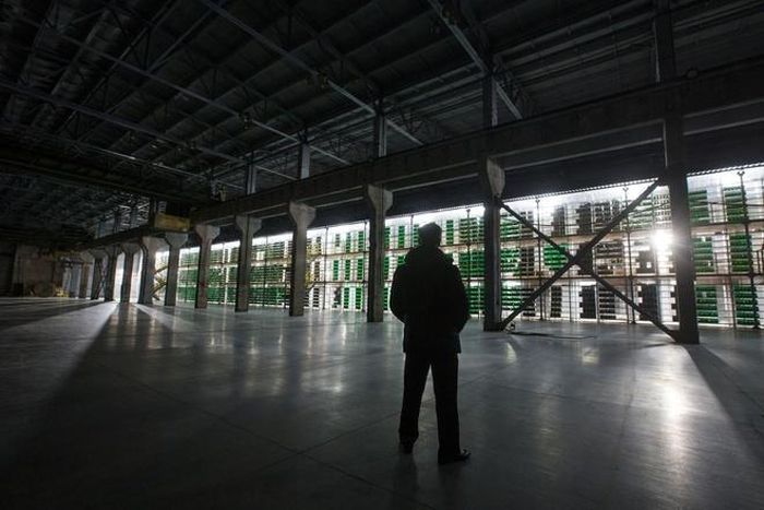 Công ty thuê một tòa nhà nằm gần nhà máy nhôm Bratsk. Nhà máy luyện nhôm lớn nhất thế giới được Liên Xô xây dựng vào những năm 1960 cùng một nhà máy thủy điện gần đó, vì năng lượng là thứ tốn kém nhất trong hoạt động luyện nhôm.