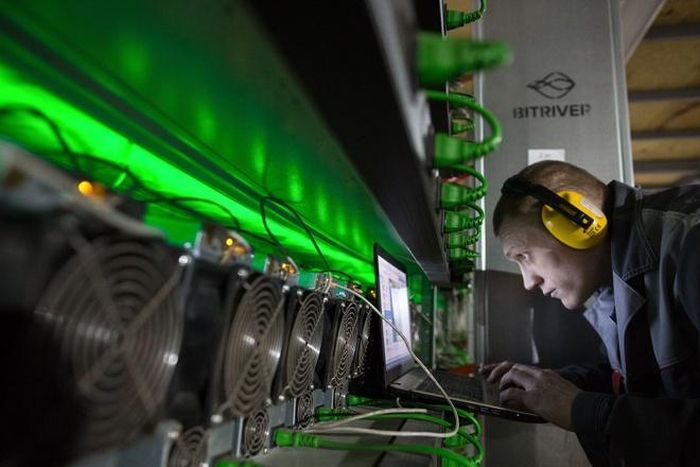 Một nhóm kỹ sư làm việc 24/7 để theo dõi, chẩn đoán thường xuyên các thiết bị và ASIC. Họ đeo những thiết bị bảo vệ thính giác để chống lại tiếng ồn từ các giàn khai thác và quạt làm mát.