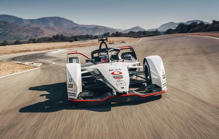 Giải đua Formula E sẽ bắt đầu vào cuối tuần này tại Diriyah, Saudi Arabia với 12 đội đua. Porsche có kế hoạch sử dụng giải đua này cũng như chiếc 99X Electric để nghiên cứu và phát triển những công nghệ điện trong tương lai trên những mẫu xe như Taycan…