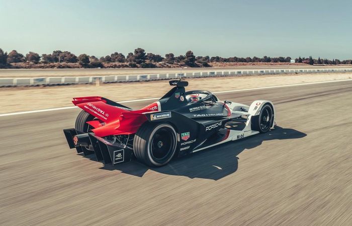 So với những mẫu xe đua thể thức 1, dòng xe Formula E vẫn có khả năng tăng tốc gần như tương tự với điều kiện vận hành lý tưởng, tuy nhiên lại thua xa về mặt tốc độ tối đa.