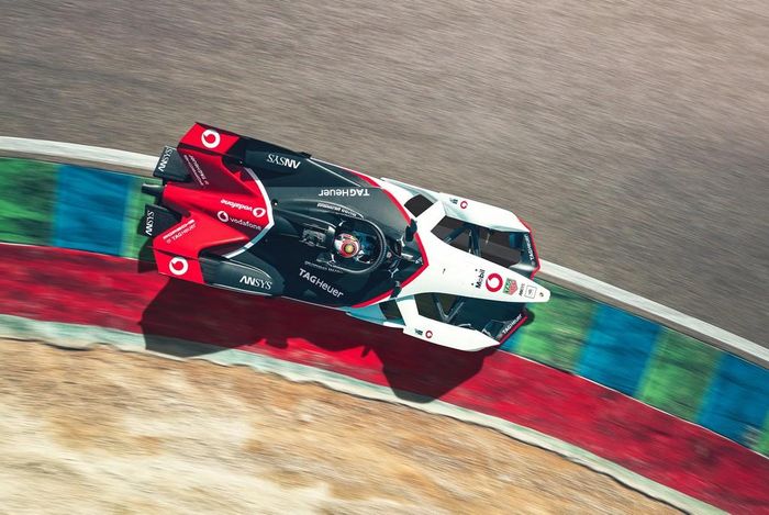 2 tay đua sử dụng chiếc 99X Electric cho đội đua Porsche bao gồm Andre Lotterer (vốn chuyển qua từ đội DS Techeetah) và Neel Jani.