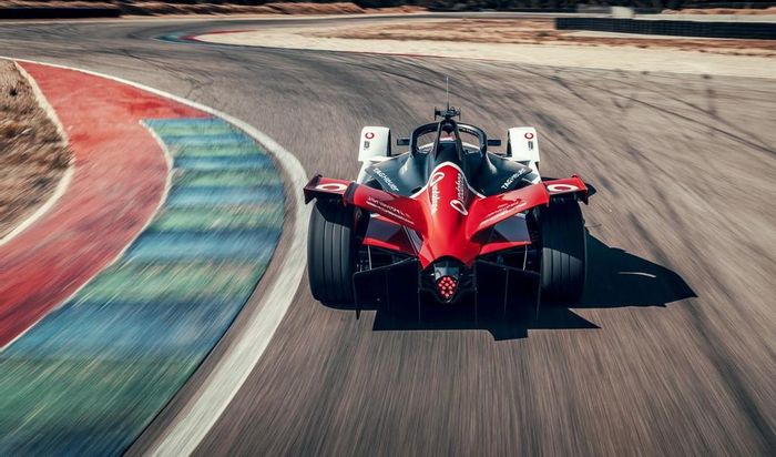 99X Electric tham gia giải đua Formula E với ngoại thất 3 tông màu chủ đạo đỏ, đen và trắng của Porsche Motorsport, cùng với những logo của các hãng tài trợ như Vodafone, Hugo Boss, TAG Heuer, Puma…