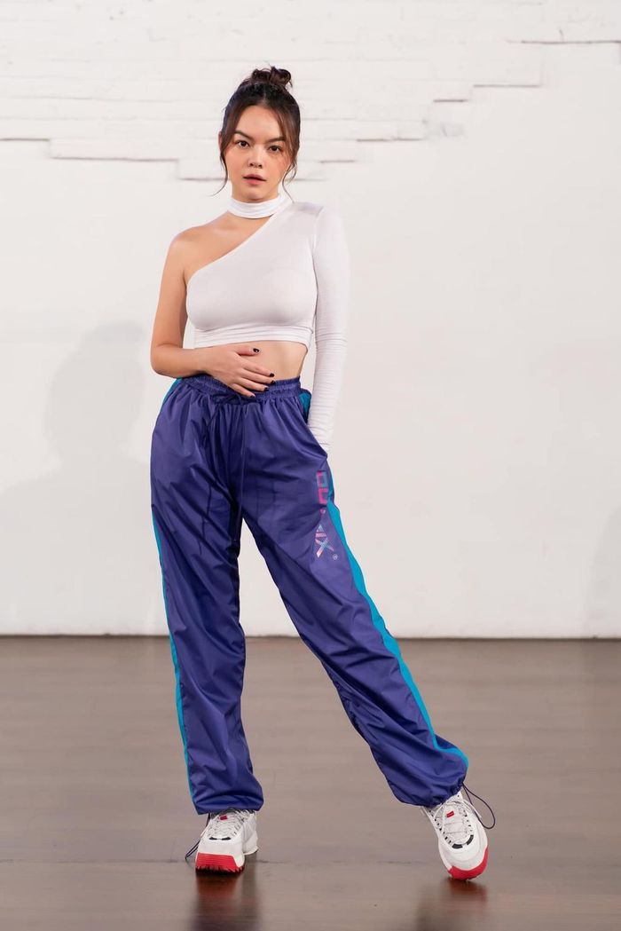 Không chỉ thay đổi ở mặt hình ảnh, Phạm Quỳnh Anh cũng cho ra mắt sản phẩm âm nhạc mang hơi hướm trẻ trung, sôi động hơn. Người hâm mộ không ngần ngại gọi cô là "chị đẹp" khi chứng kiến thần tượng ngày càng quyến rũ hơn. Có người còn cho rằng giọng ca 35 tuổi đang "hồi xuân".