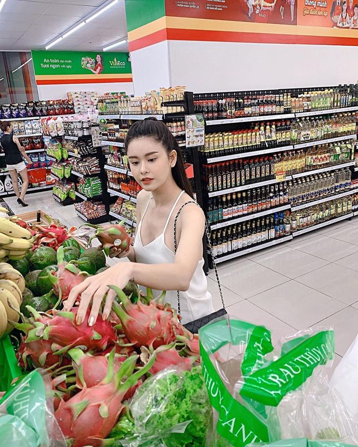Sắc vóc của Trương Quỳnh Anh sau ly hôn từng trở thành chủ đề được người hâm mộ quan tâm. Cô thường đăng ảnh mặc đồ bơi hoặc trang phục gợi cảm lên trang cá nhân. Nữ diễn viên được khen trẻ đẹp hơn thời điểm còn chung sống với chồng cũ.