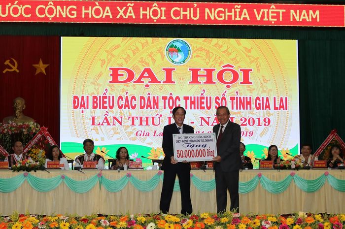Phó Thủ tướng Thường trực Chính phủ Trương Hòa Bình trao tặng 50 triệu đồng cho Trường Phổ thông dân tộc Đông Gia Lai. Ảnh: VGP/Mạnh Hùng