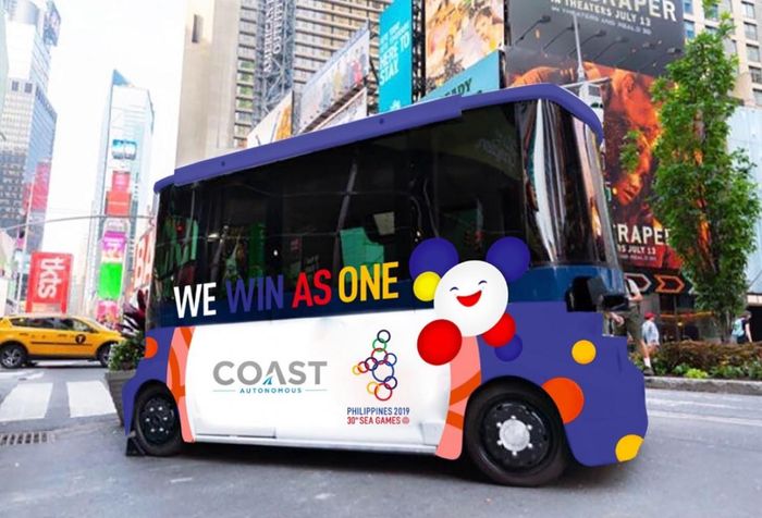 Hình ảnh về logo, linh vật và khẩu hiệu của SEA Games 30 được dán trên một chiếc ô tô ở thủ đô Manila. Ảnh: Manila Times.