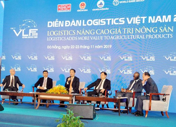 Các đại biểu chia sẻ giải pháp phát triển logistics tại diễn đàn.
