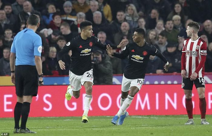 Greenwood ăn mừng với Rashford.
