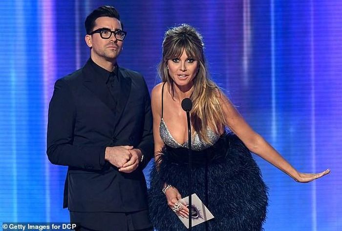 Heidi Klum đảm nhiệm vai trò đọc tên Nghệ sĩ đoạt giải Album Pop/Rock hay nhất.
