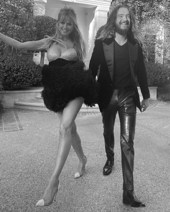 Heidi Klum diện váy ngắn sải bước với đôi chân dài miên man.