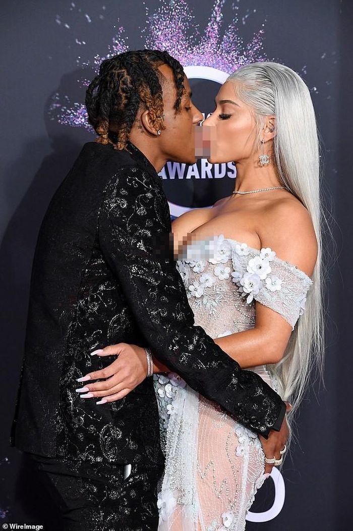 Tại American Music Awards vừa diễn ra, cặp đôi trở thành tâm điểm chỉ trích khi liên tục có những hành động gợi dục phản cảm như thè lưỡi hôn hay nam rapper thường xuyên ôm vòng 3 của bạn gái khiến người nhìn phải lắc đầu.