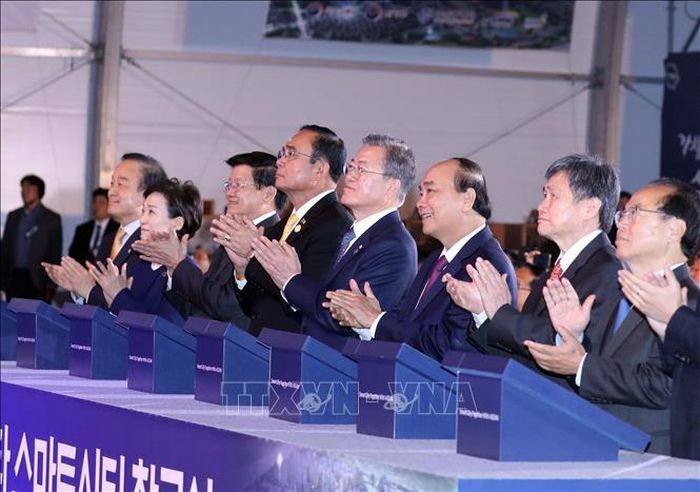 Tổng thư ký ASEAN Lim Jock Hoi, Thủ tướng Chính phủ Nguyễn Xuân Phúc, Tổng thống Hàn Quốc Moon Jae-in, Thủ tướng Thái Lan Prayut Chan-o-cha, Thủ tướng Lào Thongloun Sisoulith và các đại biểu thực hiện nghi thức động thổ Thành phố Thông minh Busan Eco-Delta, chiều 24/11/2019 (theo giờ địa phương), tại thành phố Busan, Hàn Quốc. Ảnh: Thống Nhất/TTXVN