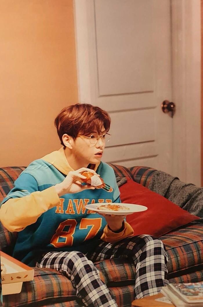Hai hình ảnh đối lập của Kang Daniel trong MV.