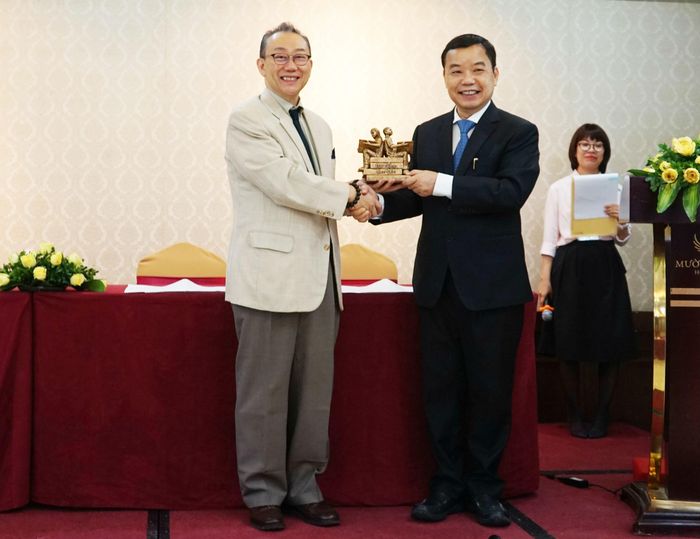 Ông Ando Toshiki (trái) - Giám đốc Trung tâm Giao lưu Văn hóa Nhật Bản tại Việt Nam và ông Nguyễn Văn Phước - Giám đốc First News