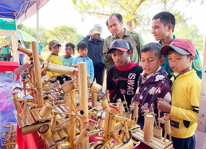 Du khách thích thú tham quan gian hàng mỹ nghệ tre của xã Hà Bầu. Ảnh: P.L