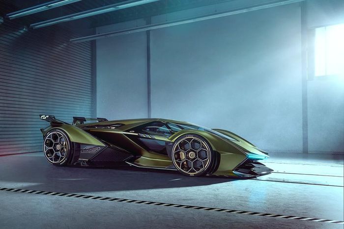  Kiểu dáng thiết kế đến từ đội ngũ thiết kế của Lamborghini là Centro Stile, trưởng thiết kế là Mitja Borkert. Mặc dù có vẻ ngoài vô cùng ấn tượng thể hiện tầm nhìn về phương tiện tương lai, nhưng thiết kế của Borkert vẫn kết hợp với một số điểm nhấn bên cạnh những thiết kế đặc trưng của Lamborghini. Những chi tiết này bao gồm đường dẫn gió Periscopio, thiết kế đèn hình chữ Y, cửa ra vào hình lục giác tương tự concept Marzal trong những năm 1960. 