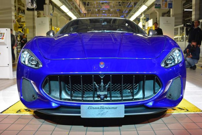 Cản trước của xe được sơn màu ngoại thất truyền thống Maserati Blue, nhưng dần chuyển sang màu satin nhạt theo chiều dài thân xe. Maserati cho biết thiết kế này nói lên sự chuyển giao giữa quá khứ và tương lai của hãng.