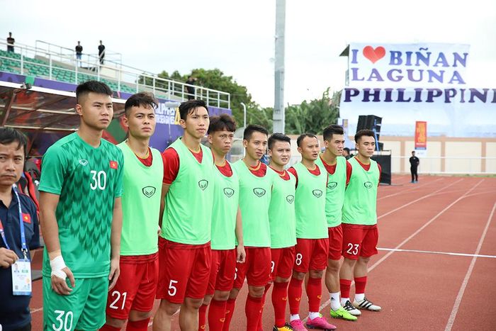 Chắc hẳn rất lâu rồi Quang Hải mới trải qua cảm giác tiến hành nghi lễ bắt đầu trận đấu không phải trên sân cỏ