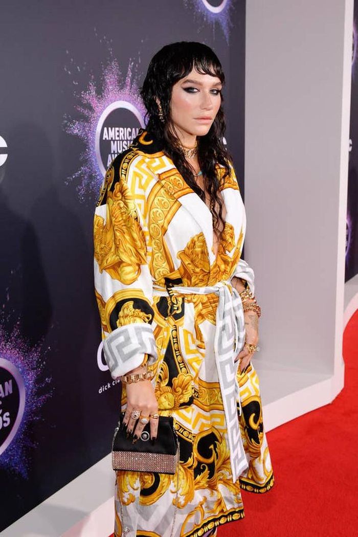 Ca sĩ Kesha mặc một chiếc áo khoác Versace với 3 màu vàng, đen và trắng đặc trưng của nhãn hiệu Ý. 