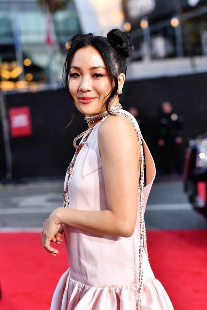 Ngôi sao bộ phim "Crazy Rich Asians" đã chọn một chiếc váy quây màu hồng nhạt với chi tiết cổ lấp lánh ánh bạc cùng kiểu tóc búi natra tinh nghịch, trẻ trung.